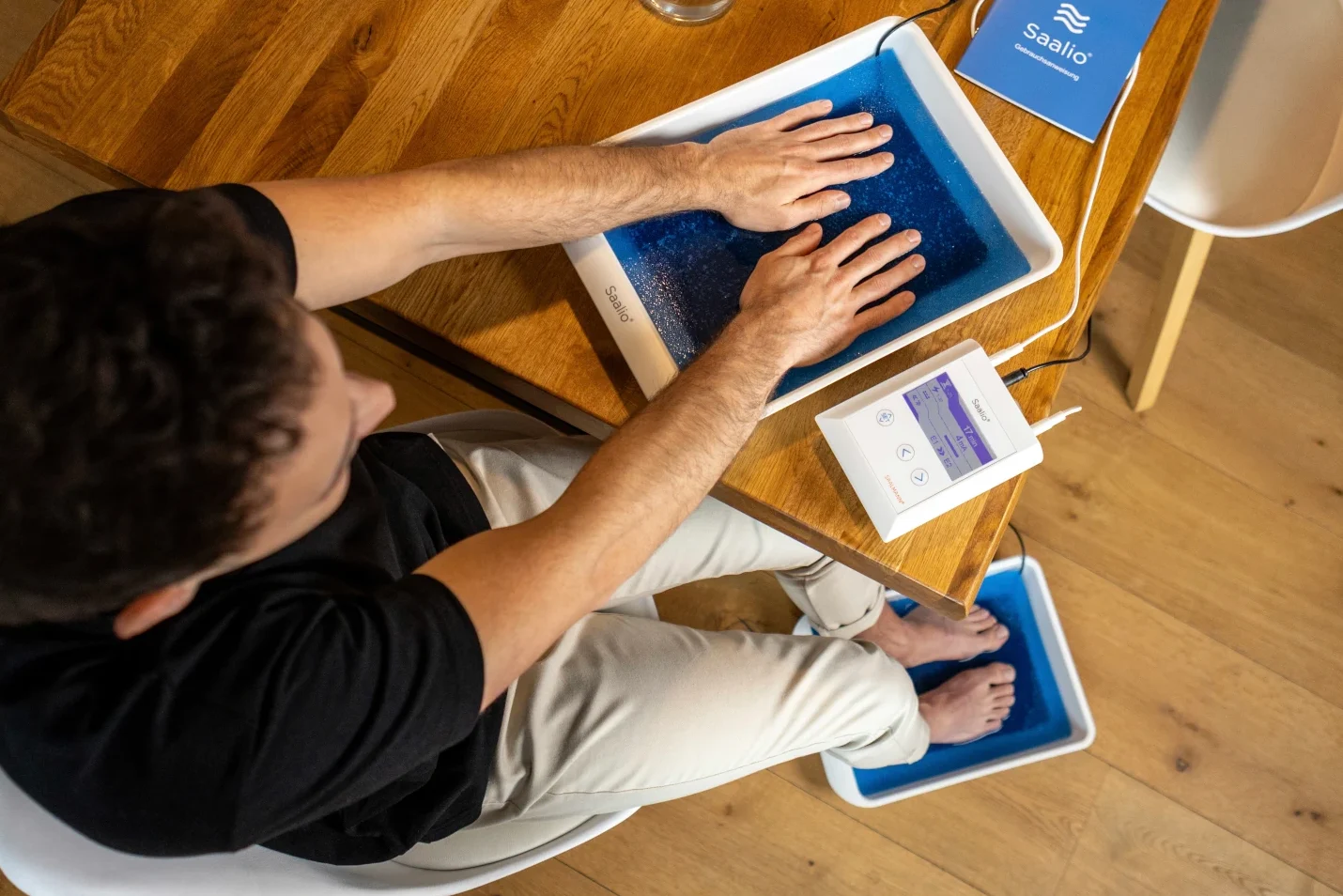 Gleichzeitige Hand- und Fußbehandlung mit dem Saalio Iontophorese-Gerät