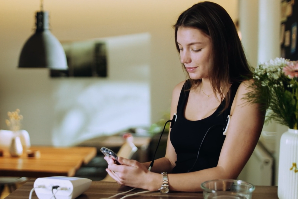 Entspannte Iontophorese Behandlung der Achseln zuhause